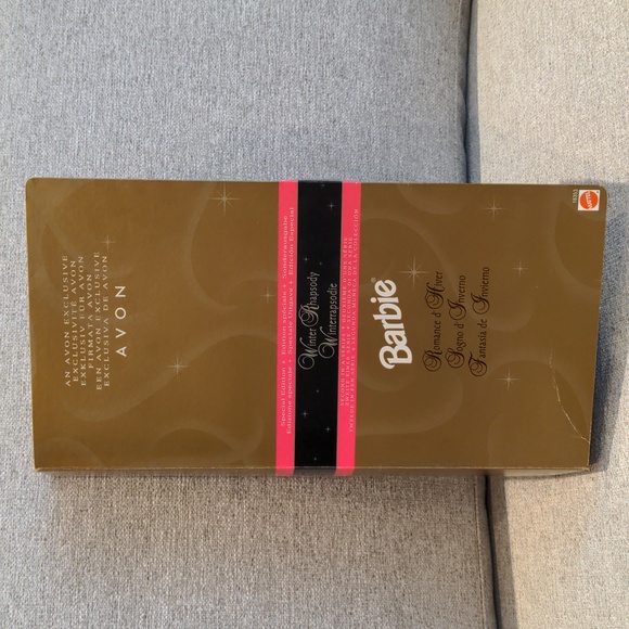 🎁 Avon Exclusive Winter Rhapsody Barbie Special Edition NIB - Picture 5 of 7